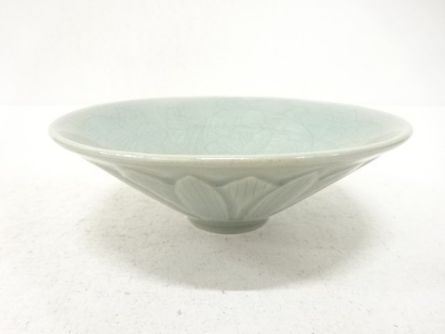 JAPANESE COLLECTIBLE / GORYEO CELADON TEA BOWL / FLORAL CARVING (WITH